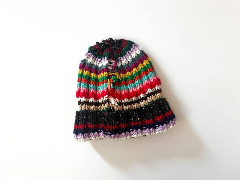 Handgestrickte Mehrfarbig Gestreifte Beanie, Regenbogen Patchwork Fransen Wintermütze von LoomiaCrafts