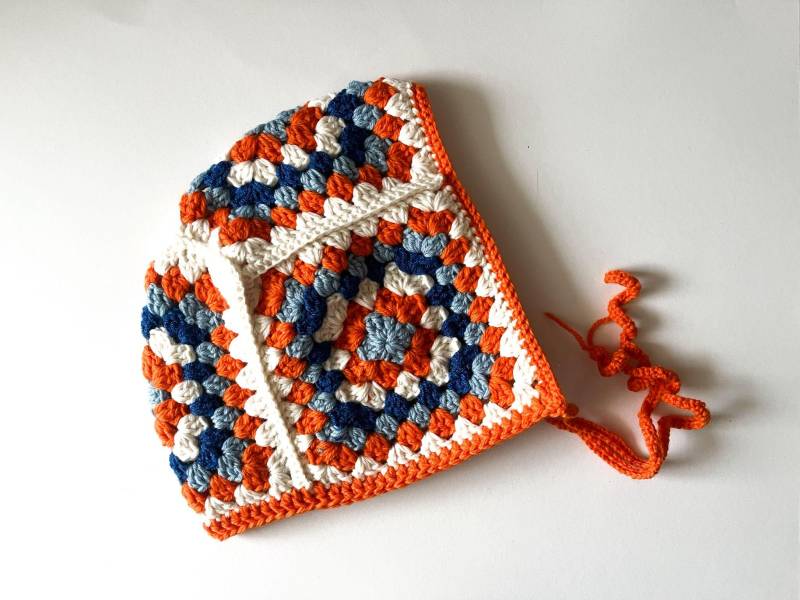 Handgestrickte Patchwork Winter Haube Häkeln, Orange Blau Weiß Retro Mütze, Oma Quadrat Balaclava von LoomiaCrafts