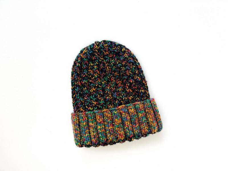 Handgestrickte Regenbogen Beanie, Wintermütze Mit Gerippter Manschette, Mehrfarbige Strickmütze, Gemütliches Geschenk von LoomiaCrafts