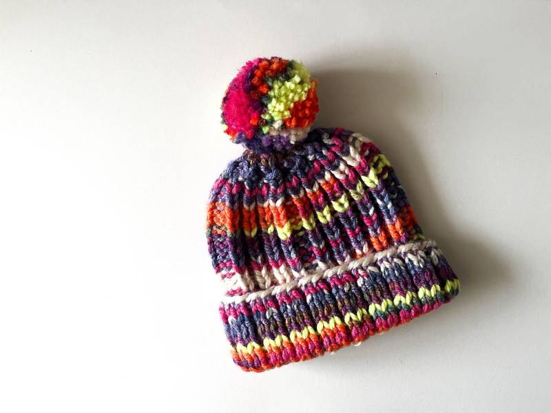 Handgestrickte Regenbogen Gestreifte Beanie, Wintermütze Mit Gerippter Manschette von LoomiaCrafts