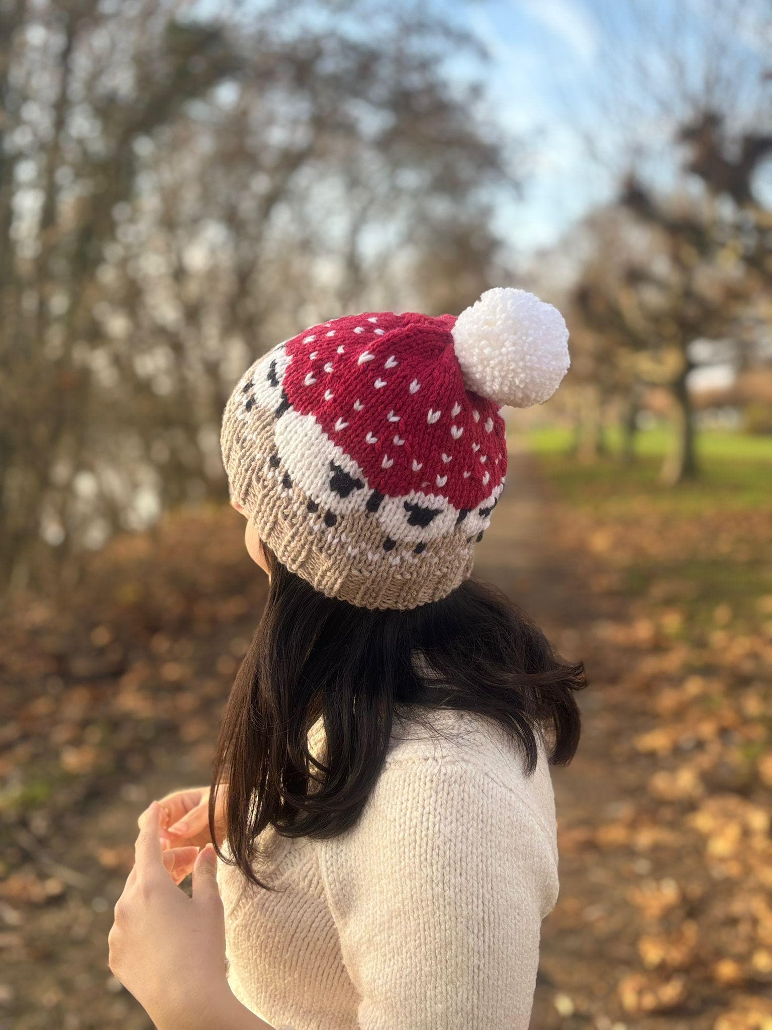 Handgestrickte Schaf Pompom Mütze, Fair Isle Wintermütze, Rot Beige Skimütze von LoomiaCrafts