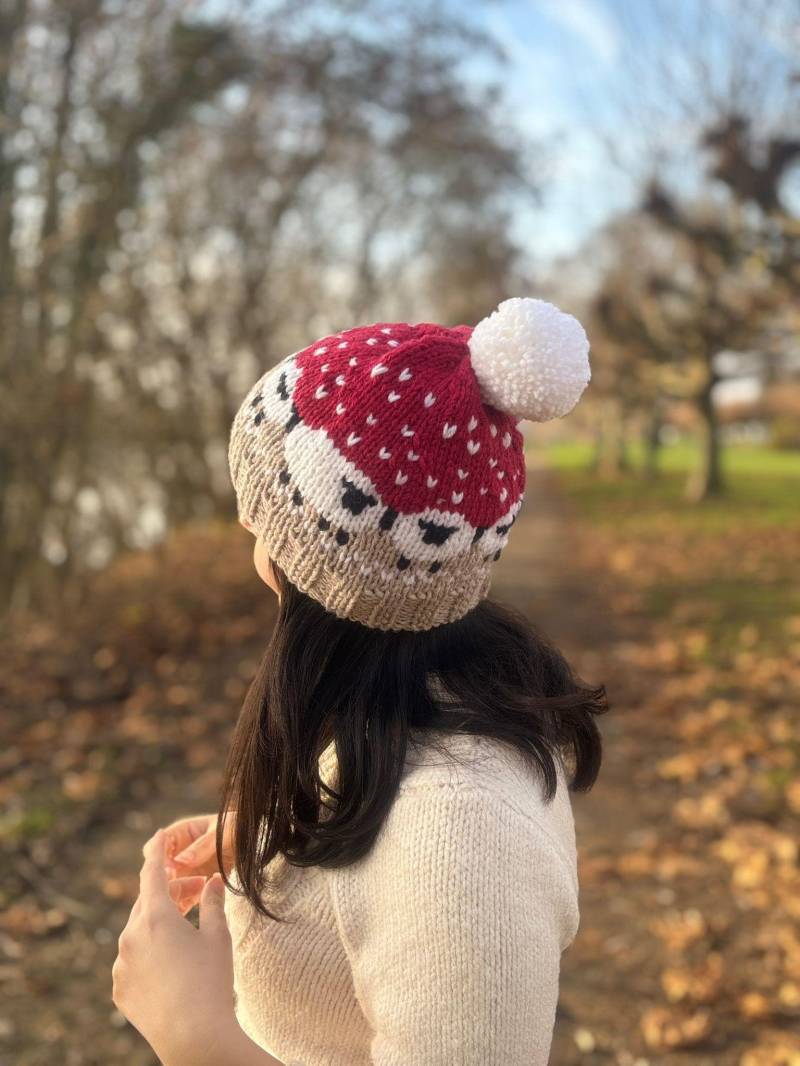 Handgestrickte Schaf Pompom Mütze, Fair Isle Wintermütze, Rot Beige Skimütze von LoomiaCrafts
