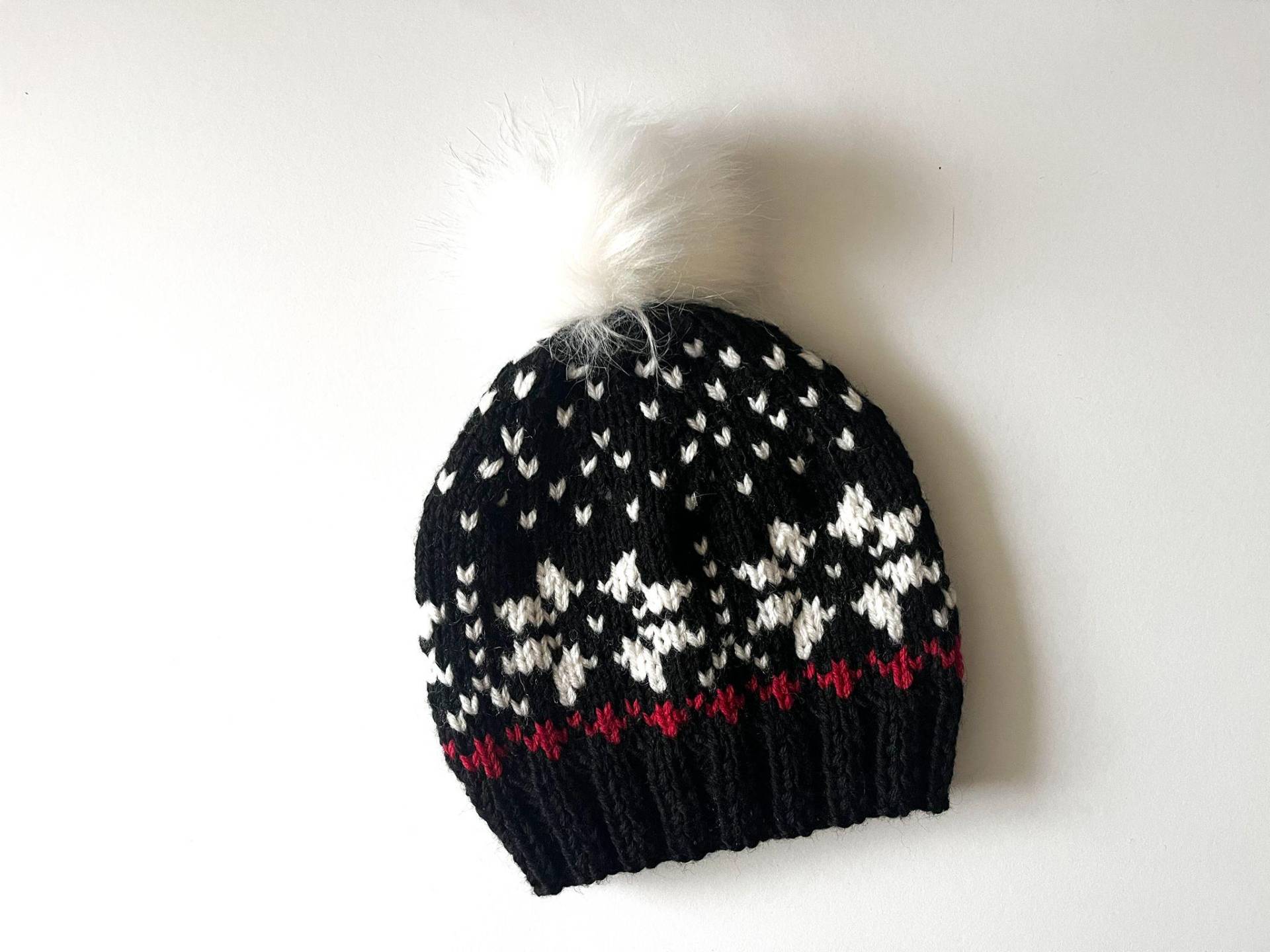 Handgestrickte Schneeflocke Pompom Mütze, Fair Isle Wintermütze, Schwarz Weiß Skimütze von LoomiaCrafts
