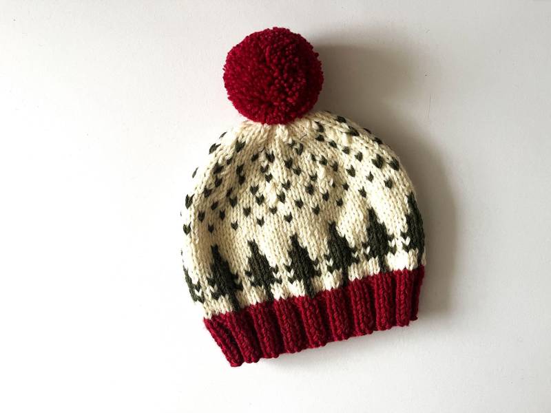 Handgestrickte Weihnachtsbaum Pompom Beanie, Fair Isle Wintermütze, Rot Weiße Skimütze von LoomiaCrafts