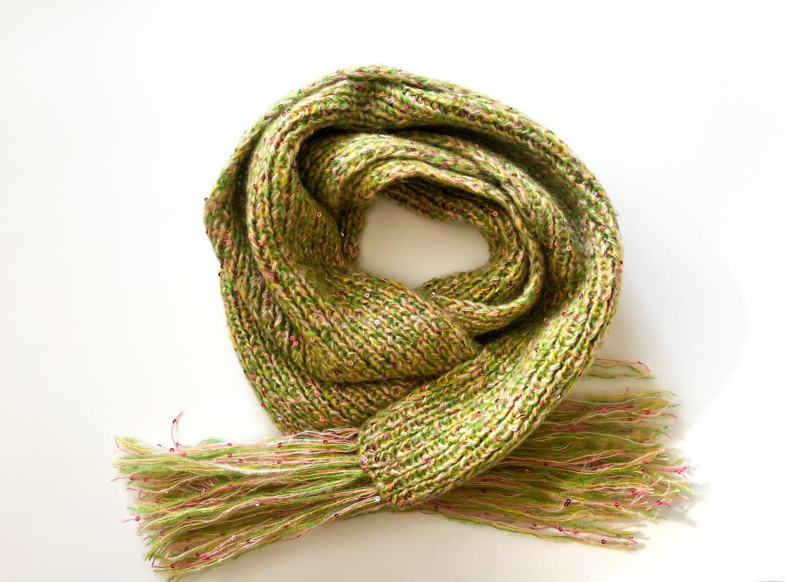 Handgestrickter Grün Rosa Schal, Mohair Winter Wrap Mit Fransen, Kuscheliger Hals-Wrap von LoomiaCrafts