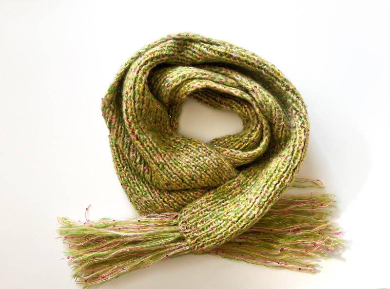 Handgestrickter Grün Rosa Schal, Mohair Winter Wrap Mit Fransen, Kuscheliger Hals-Wrap von LoomiaCrafts