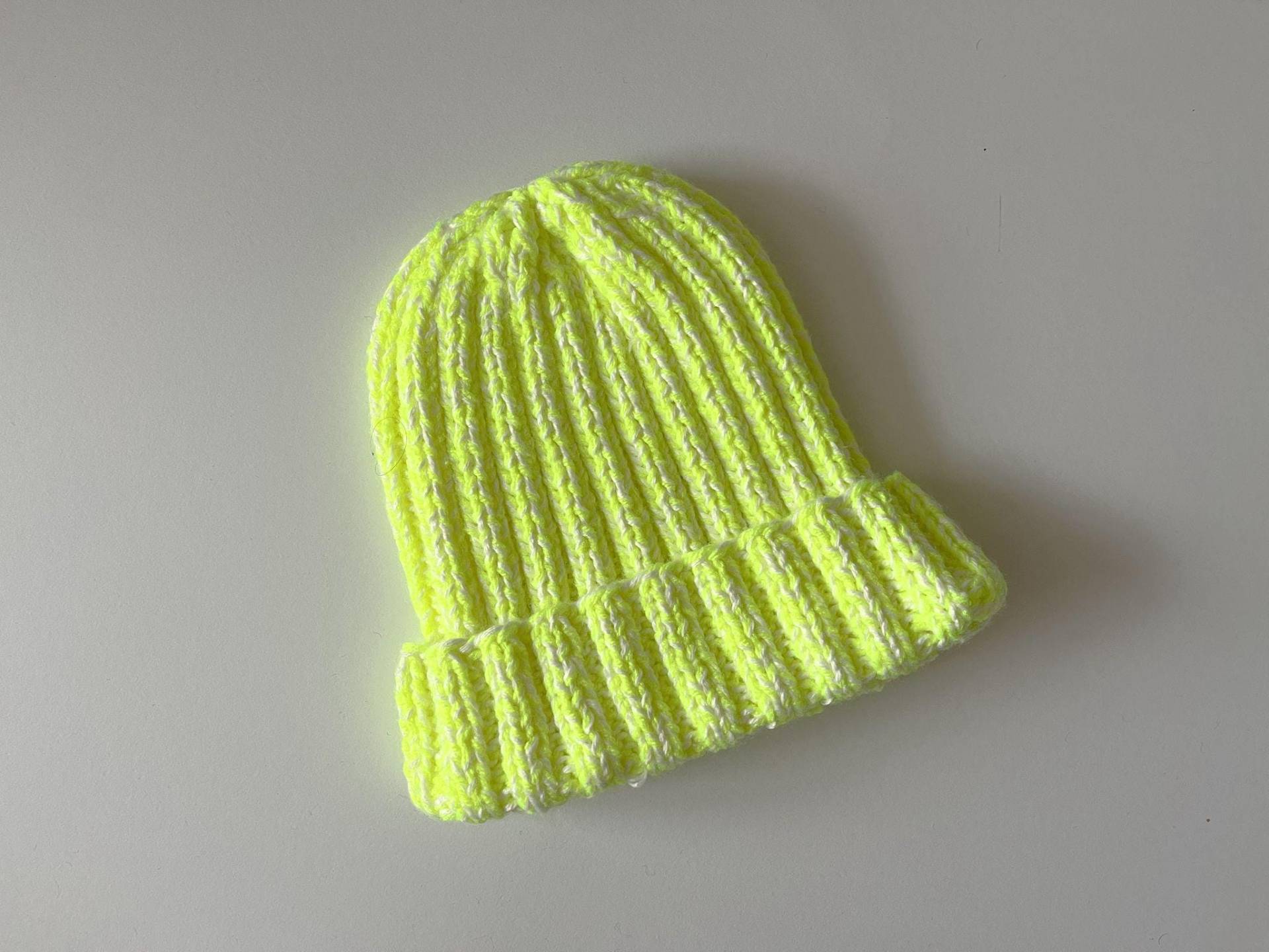 Neongelbe Handgestrickte Gerippte Beanie, Slouchy Wintermütze, Rave Ski Style Strickmütze von LoomiaCrafts