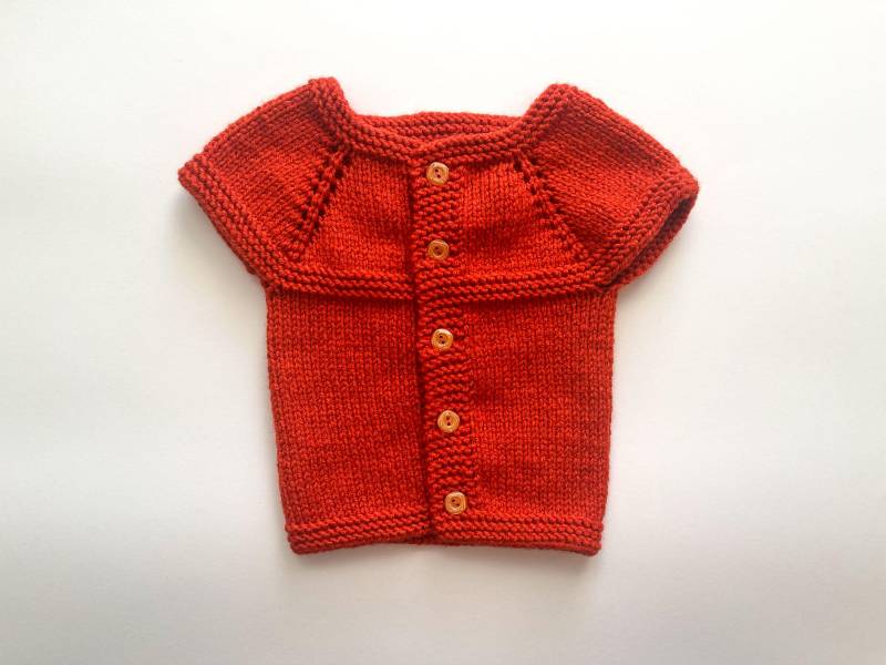 Orange Gestrickte Babyweste, Handgemachte Ärmellose Strickjacke, Baby Strickweste, Unisex Neugeborene Kleidung von LoomiaCrafts