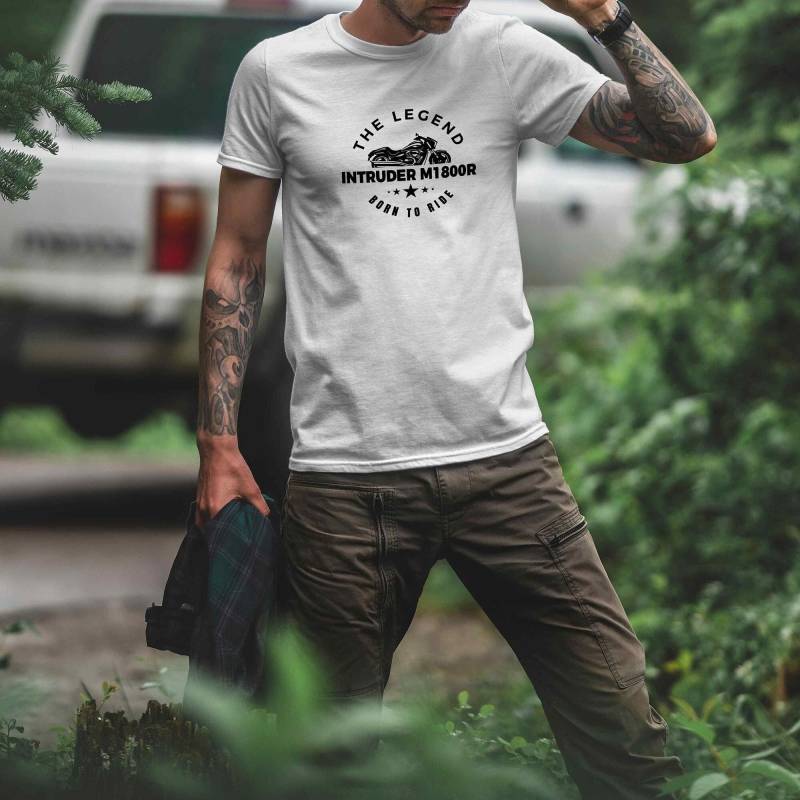 T-Shirt - Intruder M1800R, Born To Ride, The Legend, Suzuki & Shopper Fans, Geschenk Für Biker Und Motorradfahrer von Loomley