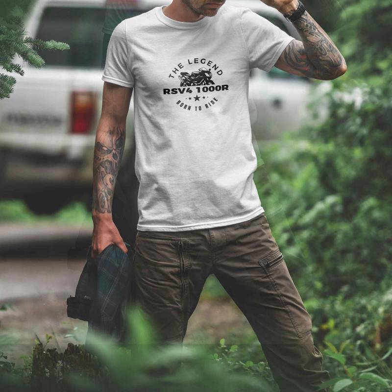 T-Shirt - Rsv4 100R, Born To Ride, The Legend, Aprilia & Motorrad Fans, Modell 2009, Geschenk Für Biker Und Motorradfahrer T-Shirt - Rsv4 100R, Born To Ride, The Legend, Aprilia & Motorrad Fans, Modell 2009, Geschenk Für Biker Und Motorradfahrer von Loomley