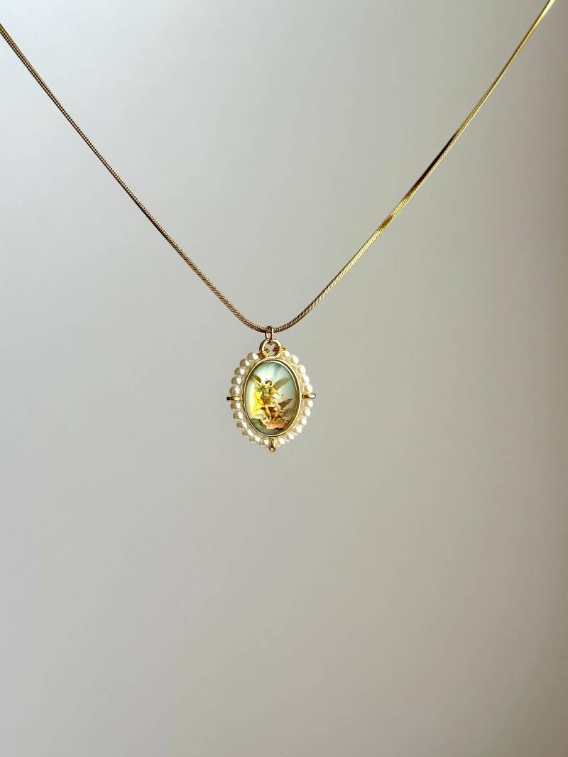 Angel Halskette - Vintage Engel Medaillon Goldene Kette Mit Ovalem Anhänger & Perlenrand, Edelstahl Und 18 Karat Vergoldet von LoonyYouStudio