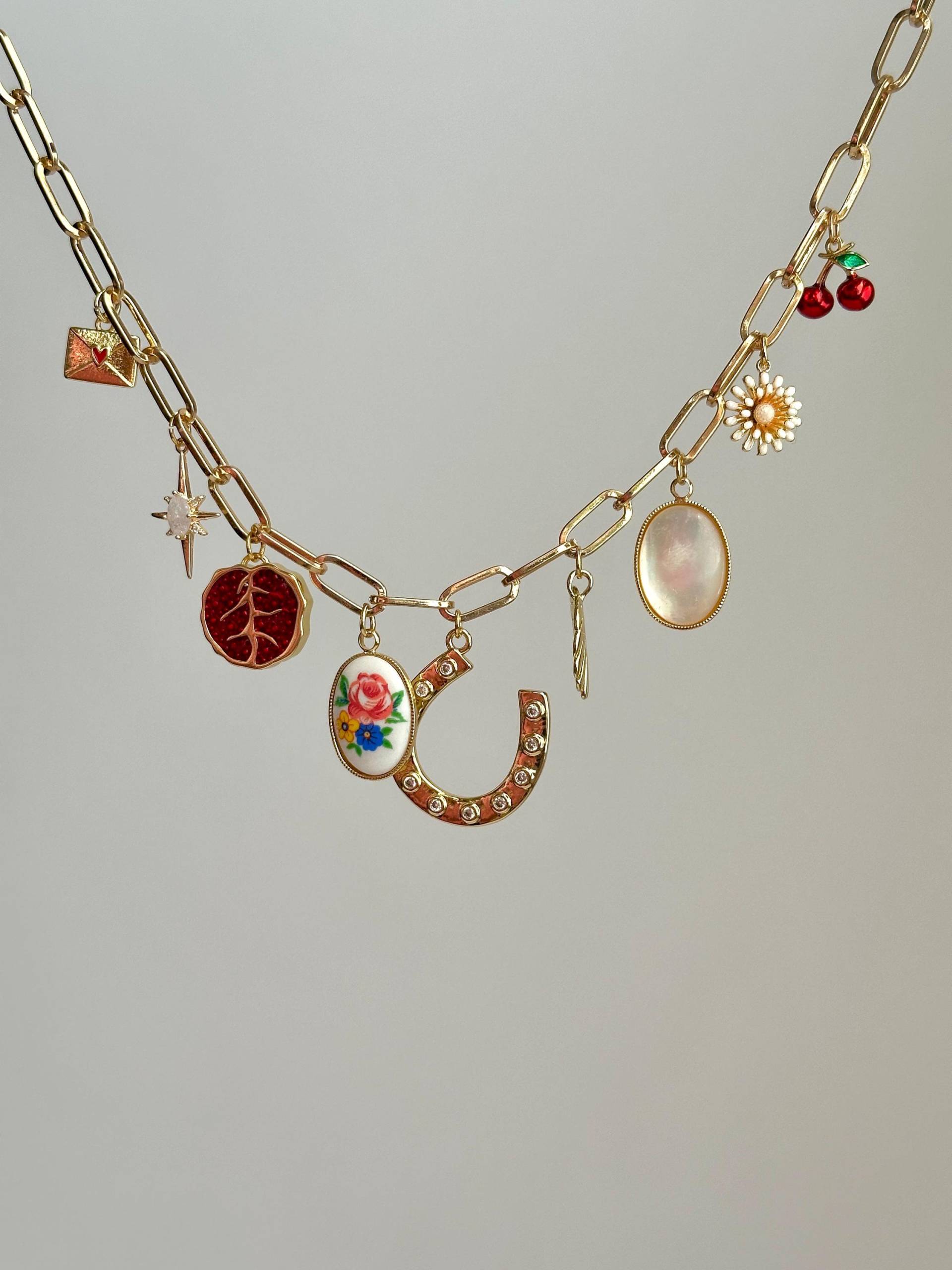 Elisabeth Charm Halskette - Chunky Gold Necklace Glücksbringer & Statement-Charms Mit Emaille, Porzellan, Perlmutt, Symbolen Elisabeth Charm Halskette - Chunky Gold Necklace Glücksbringer & Statement-Charms Mit Emaille, Porzellan, Perlmutt, Symbolen von LoonyYouStudio