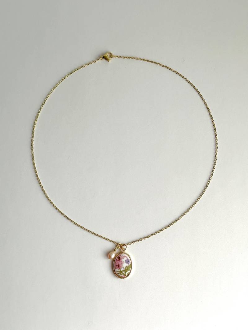 Florale Vintage Halskette Mit Porzellananhänger Und Perle | 18K Vergoldeter Schmuck von LoonyYouStudio