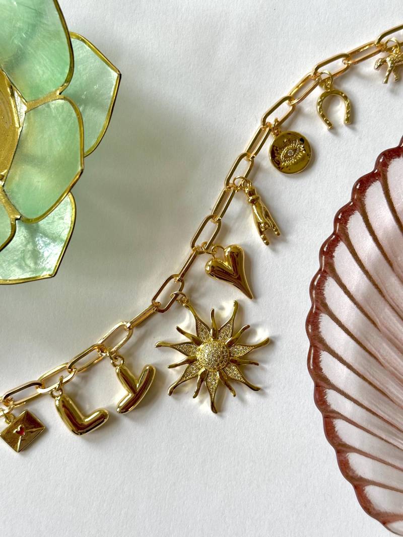 Golden Sparkle - 18 Karat Vergoldete Halskette Mit 11 Einzigartigen Charms Ein Glitzerndes Stück Für Sie Golden Sparkle - 18 Karat Vergoldete Halskette Mit 11 Einzigartigen Charms Ein Glitzerndes Stück Für Sie von LoonyYouStudio