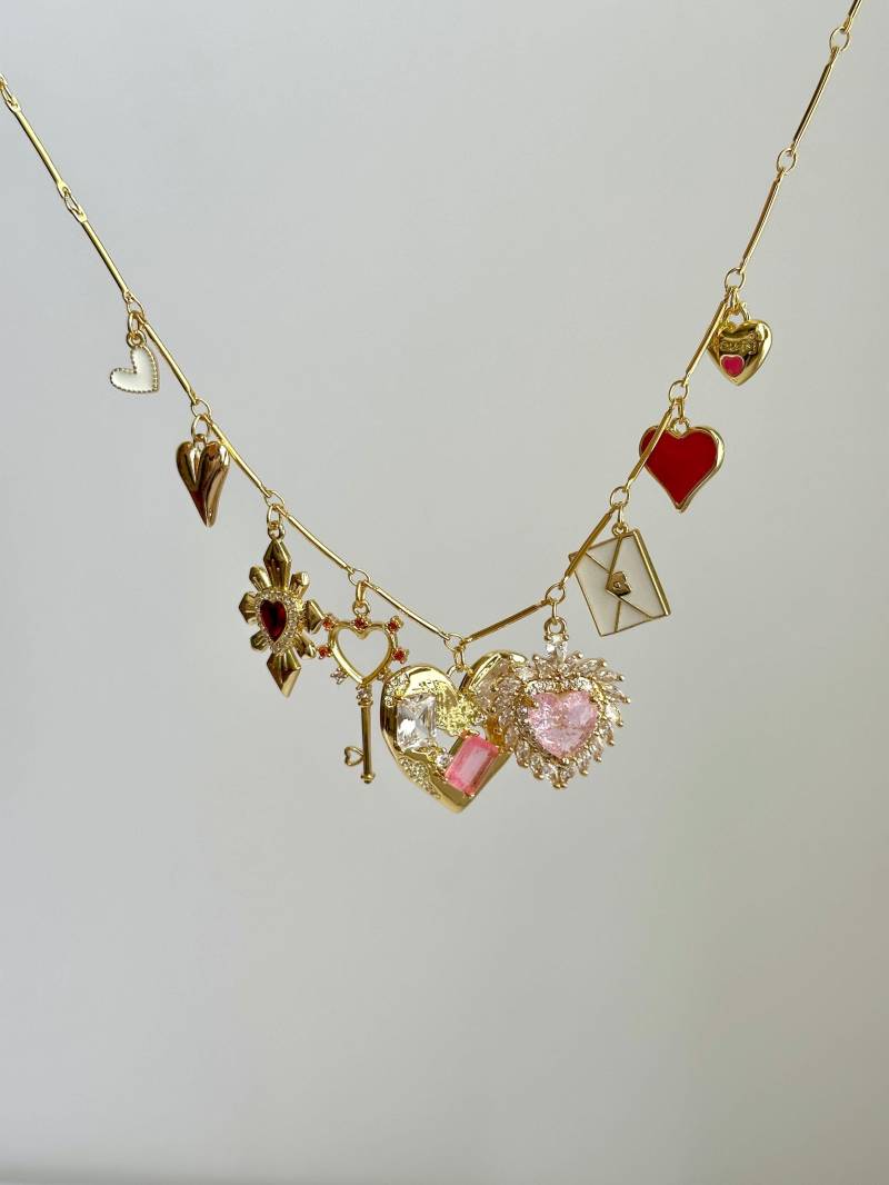 Mabel Heart Charm Halskette - Goldene Collier-Halskette Mit Liebe, Schlüssel & Vintage-Charms Im Coquette-stil von LoonyYouStudio