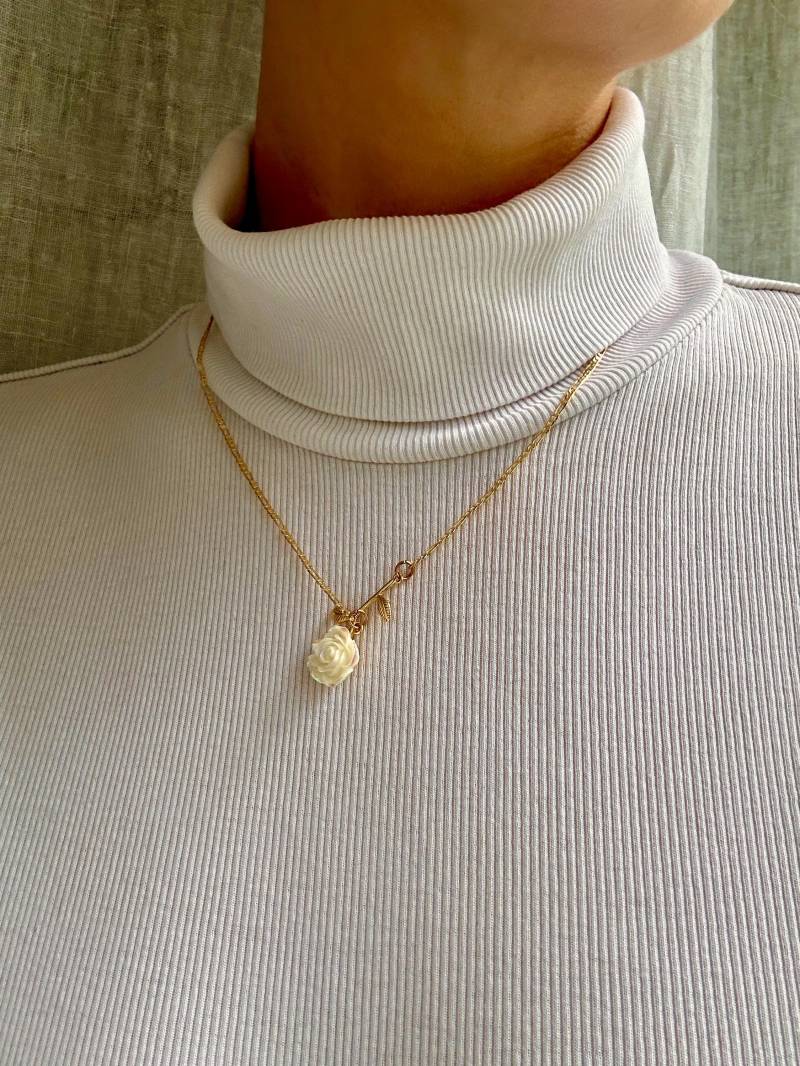 Vergoldete Rosenkette - 18K Halskette Mit Weißer Blume | Zarte Schmuckstück Für Besondere Anlässe von LoonyYouStudio