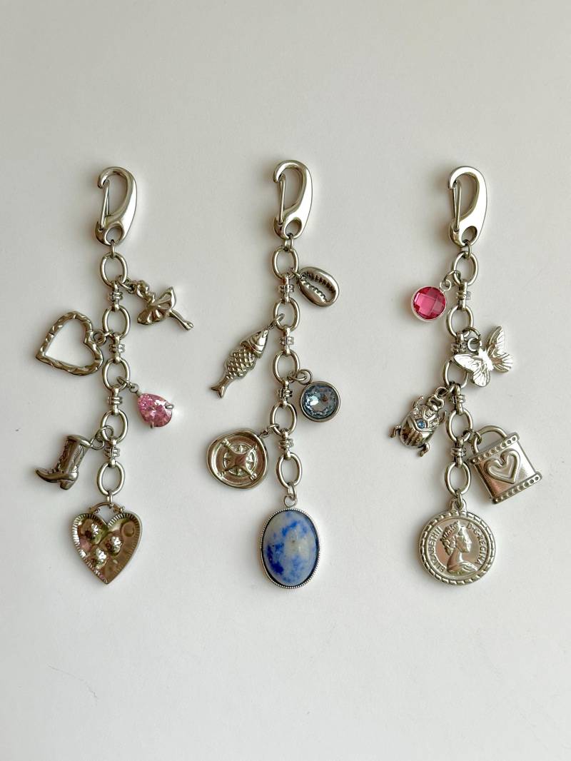 Vintage Inspirierte Edelstahl Schlüsselanhänger | Handgemachte Silber Charms Mit Perlen, Herzen, Rosen Einzigartige Geschenkidee Für Frau Vintage Inspirierte Edelstahl Schlüsselanhänger | Handgemachte Silber Charms Mit Perlen, Herzen, Rosen Einzigartige Geschenkidee Für Frau von LoonyYouStudio