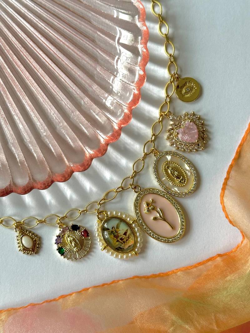 Vintage Teatime - 18 Karat Vergoldete Halskette Mit 7 Einzigartigen Charms Ein Besonderer Retro-Glanz Für Sie Vintage Teatime - 18 Karat Vergoldete Halskette Mit 7 Einzigartigen Charms Ein Besonderer Retro-Glanz Für Sie von LoonyYouStudio