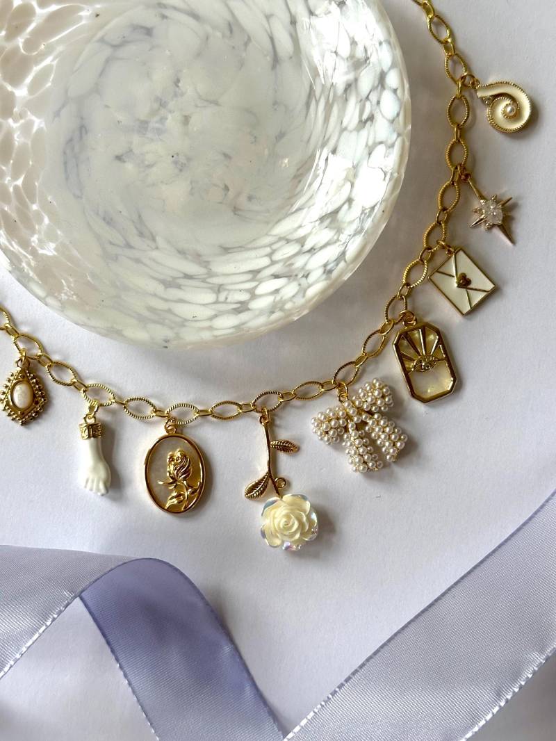 White Heaven - 18 Karat Vergoldete Halskette Mit 11 Einzigartigen Anhängern Brautkette, Romantik, Rose, Blume, Goldenes Herz White Heaven - 18 Karat Vergoldete Halskette Mit 11 Einzigartigen Anhängern Brautkette, Romantik, Rose, Blume, Goldenes Herz von LoonyYouStudio