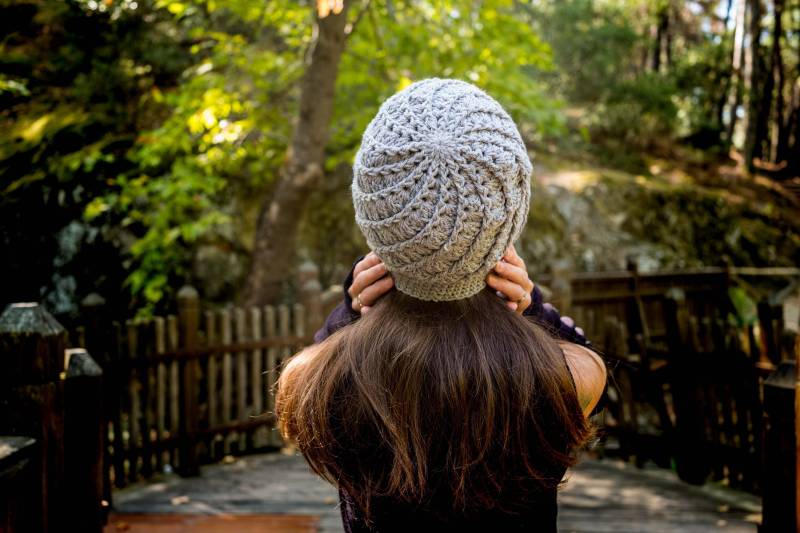 Gehäkelte Beanie Aschgraue Spiralmütze, Handgefertigtes Accessoire von LoopLoopHandmadeShop