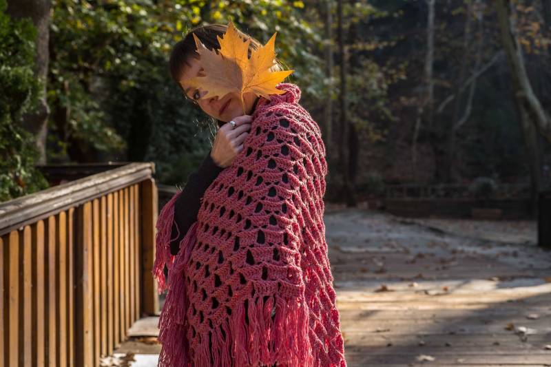 Gehäkelte Handgemachte Dreieck Wolle Frau Schal Mit Fransen, Häkeln Und Stricken Winter Mode, Weihnachtsgeschenk Für Sie von LoopLoopHandmadeShop