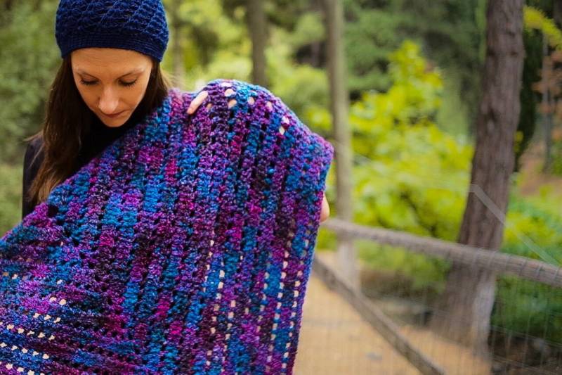 Gehäkelter Klobiger Frauenschal Mit Quasten, Handgemachter Mehrfarbiger Dreiecksschal, Häkeln Und Stricken Winter-Accessoire, Weihnachtsgeschenk von LoopLoopHandmadeShop