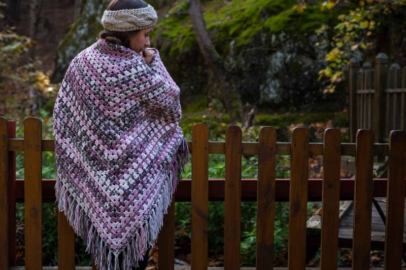 Häkeln Handgemachte Mehrfarbige Dreieck Frau Schal Mit Fransen, Acryl Warm Und Gemütlich Wrap, Häkeln Stricken Winter Accessoire, Geschenk Für Sie von LoopLoopHandmadeShop