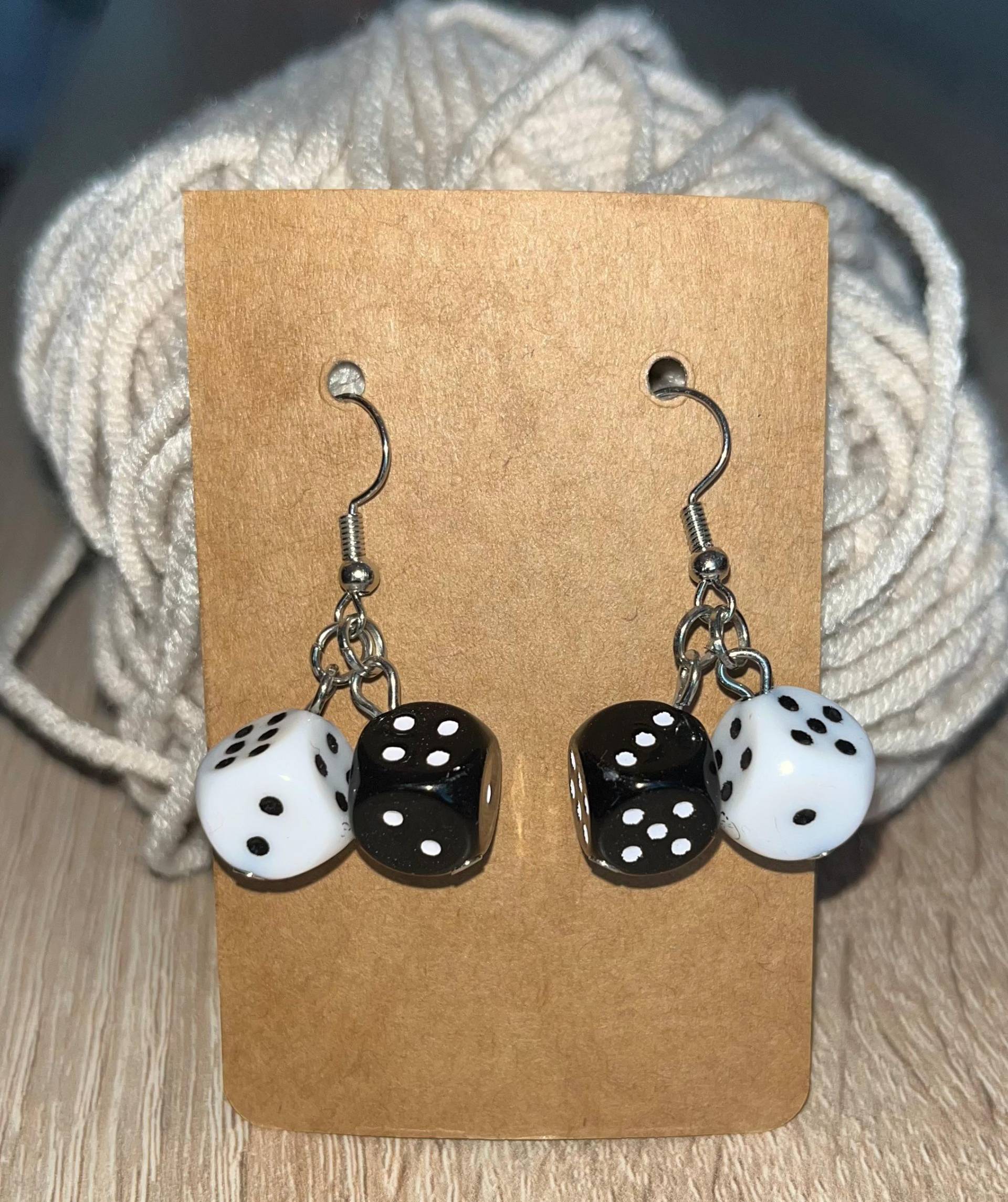 Schwarz & Weiß Würfel Ohrringe Schwarz & Weiß Würfel Ohrringe von LoopsByLene