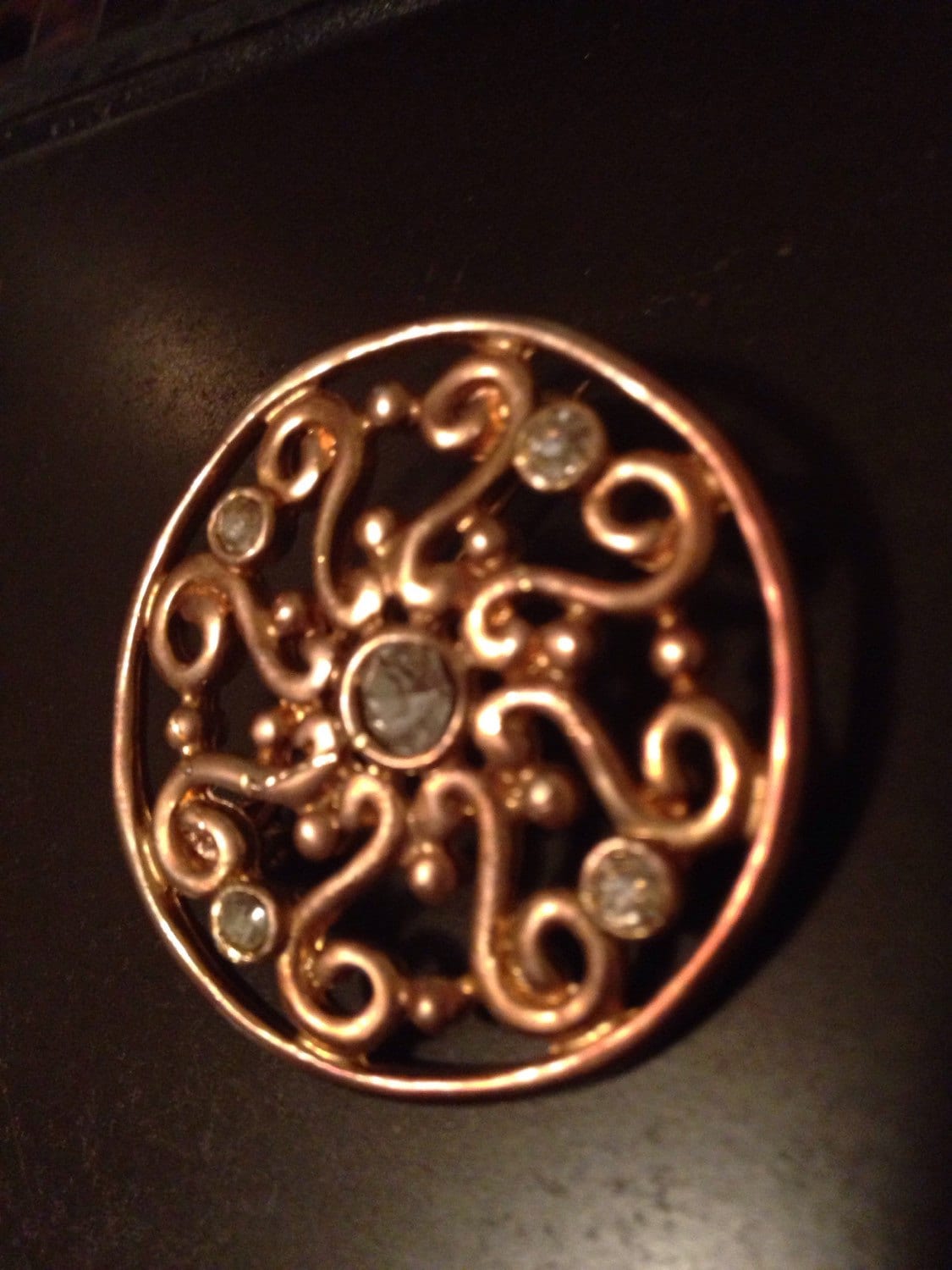 Vintage Strass Kreis Brosche Cooper Tone Pin Vintage Strass Kreis Brosche Cooper Tone Pin von LooseChipsWoodWork