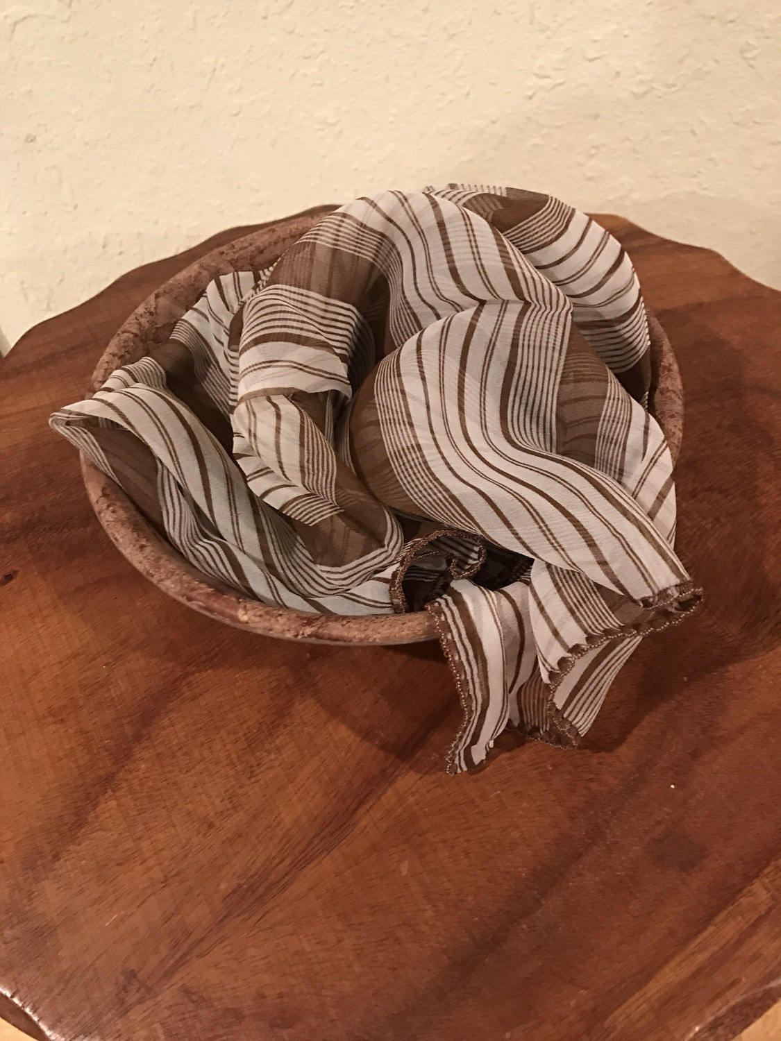 Vintage Seidentuch Braun & Weiß Gestreiftes Design, 23" Vintage Seidentuch Braun & Weiß Gestreiftes Design, 23" von LooseChipsWoodWork