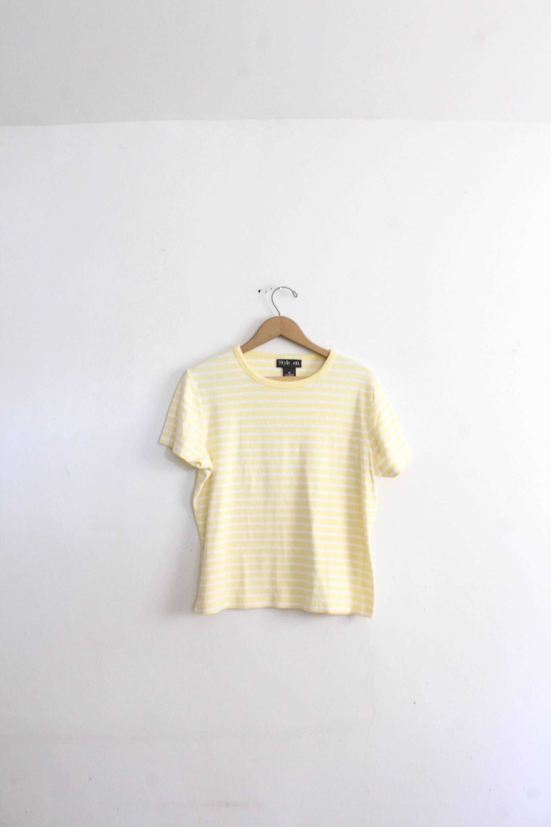 Gelb Gestreift Basic T-Shirt von LooseGoods