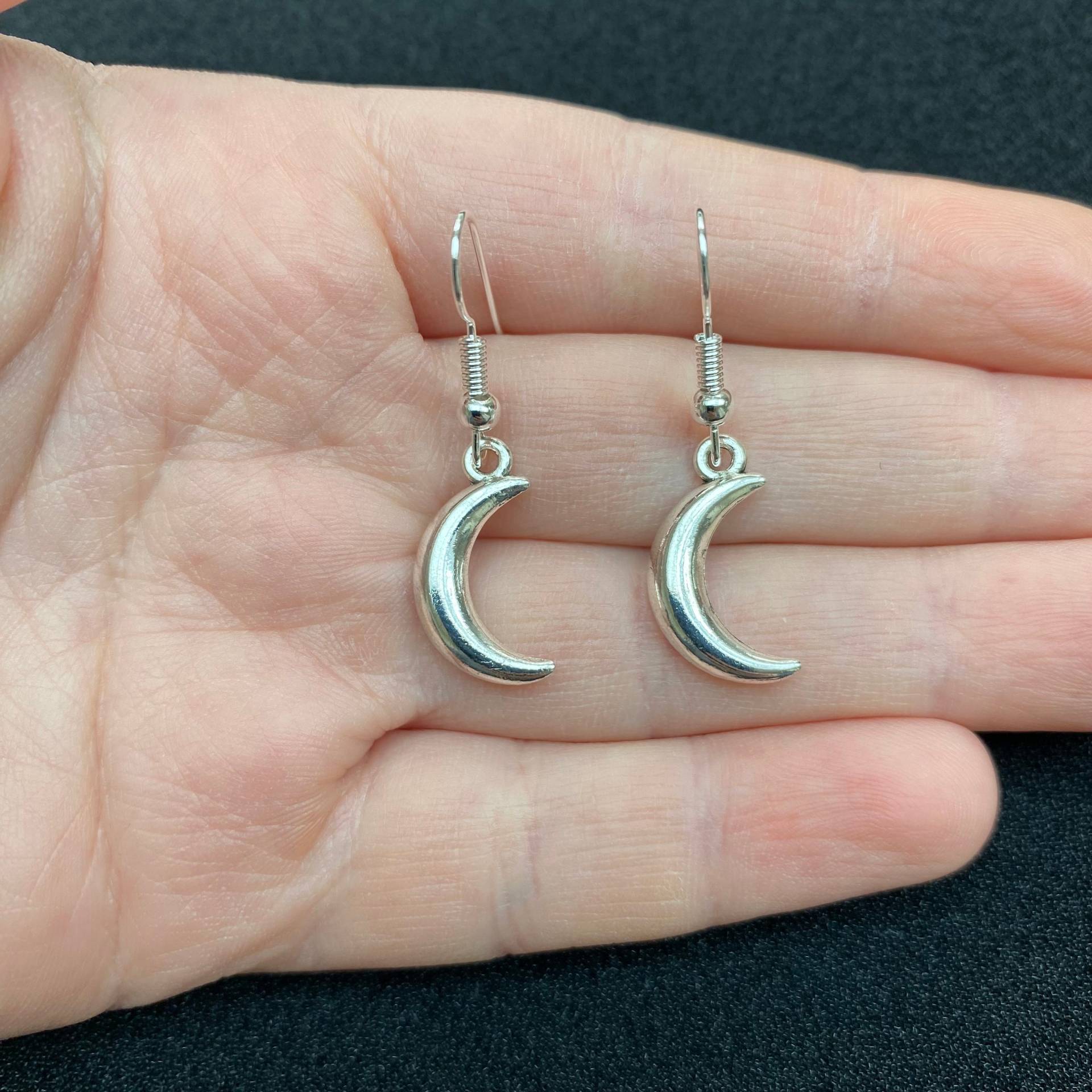 Silberne Hängeohrringe Mit Mond Charms, Ohrringe, Mondsichelschmuck, Mondsichelschmuck Silberne Hängeohrringe Mit Mond Charms, Ohrringe, Mondsichelschmuck, Mondsichelschmuck von LooseTheLock