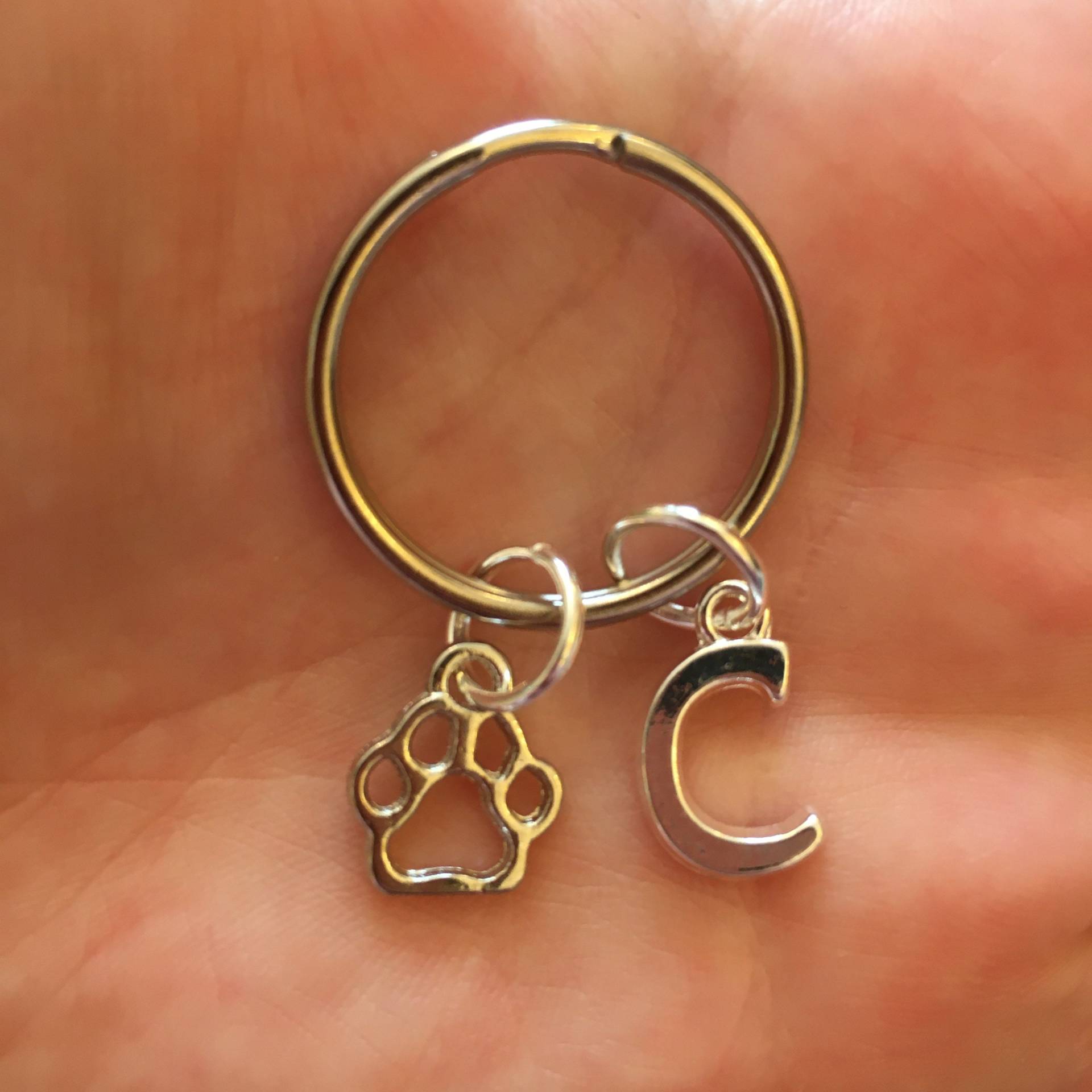 Silberner Schlüsselring Mit Silbernem Pfotenabdruckcharme Und Ursprünglichem Charme, Personalisierter Schlüsselring, Ursprünglicher Silberner Schlüsselring Mit Silbernem Pfotenabdruckcharme Und Ursprünglichem Charme, Personalisierter Schlüsselring, Ursprünglicher von LooseTheLock