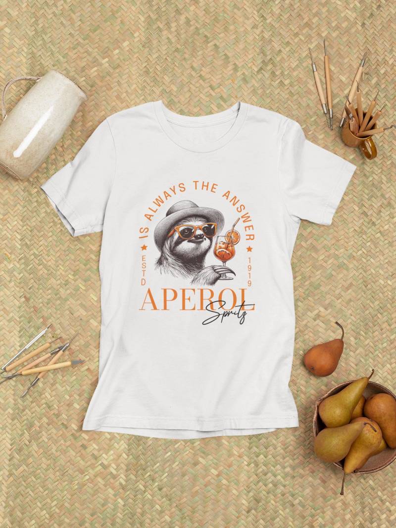Aperol Spritz T-Shirt Faultier | Lustiges Sommer Shirt Für Frauen Witziges Geschenk Fans & Cocktail Liebhaberinnen von LootFactory