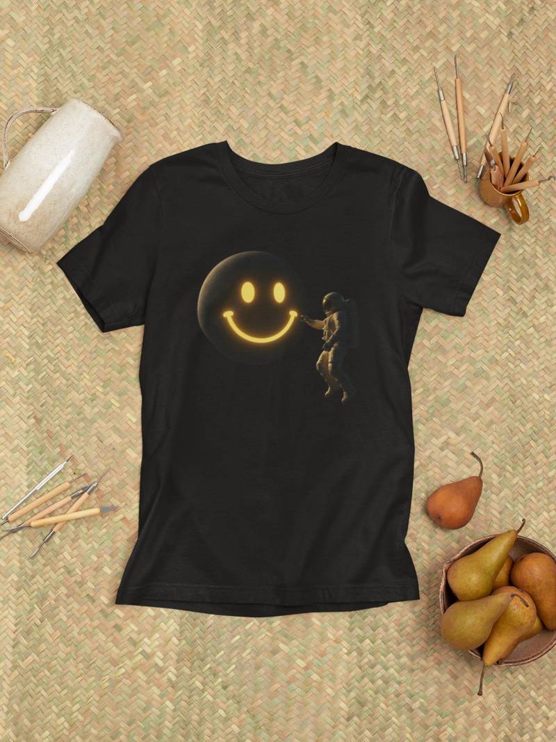 Astronaut Shirt | Smiley Mond Space T-Shirt Für Männer & Frauen Surreales Weltraum Design Geschenk Sci-Fi Und Fans von LootFactory