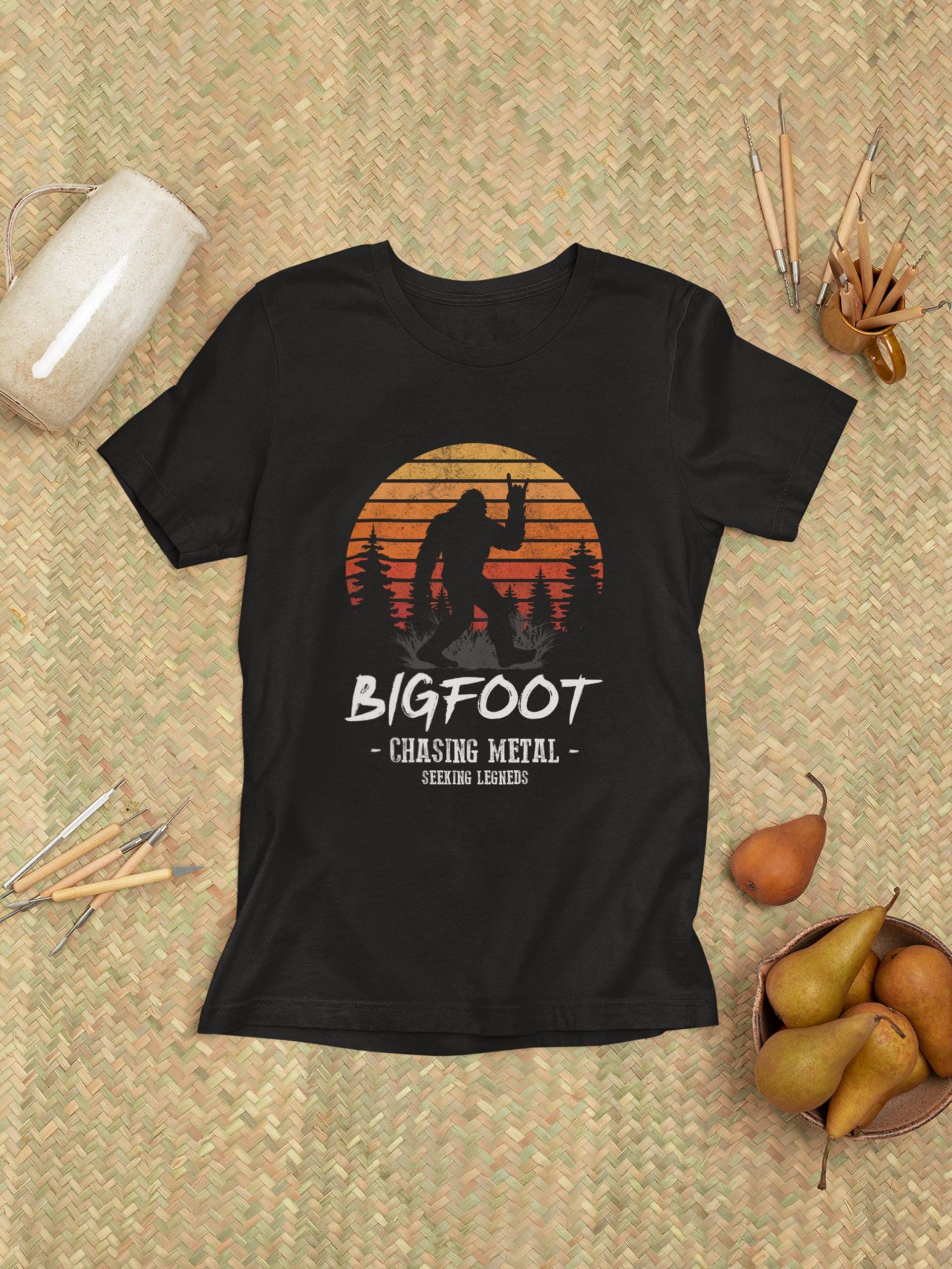 Bigfoot T-Shirt | Heavy Metal Sasquatch Shirt Lustiges Festival Und Outdoor Geschenk Für Fans & Legendenjäger von LootFactory