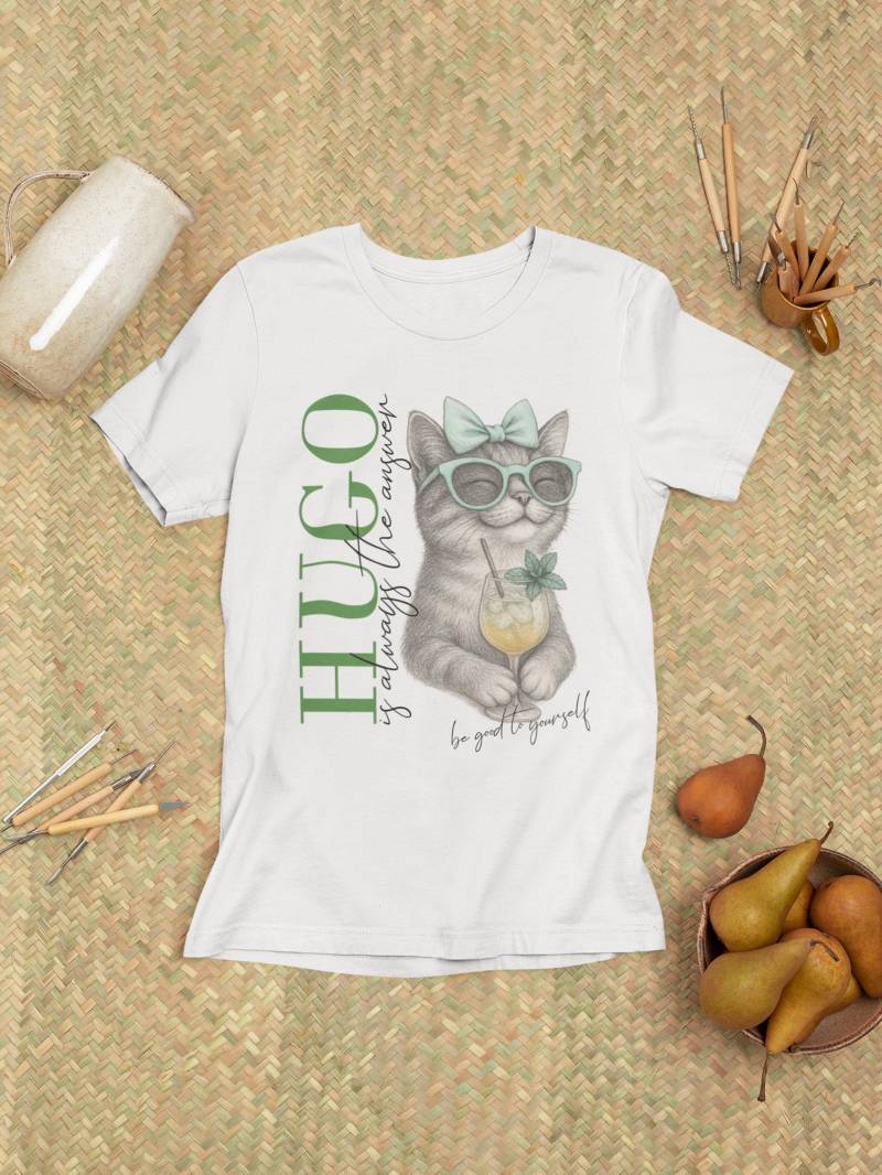 Katzen T-Shirt Für Frauen | Hugo Spritz Sommer Shirt Lustiges Katzenmotiv Mit Cocktail Geschenk Idee Aperitif Mode Urlaub von LootFactory