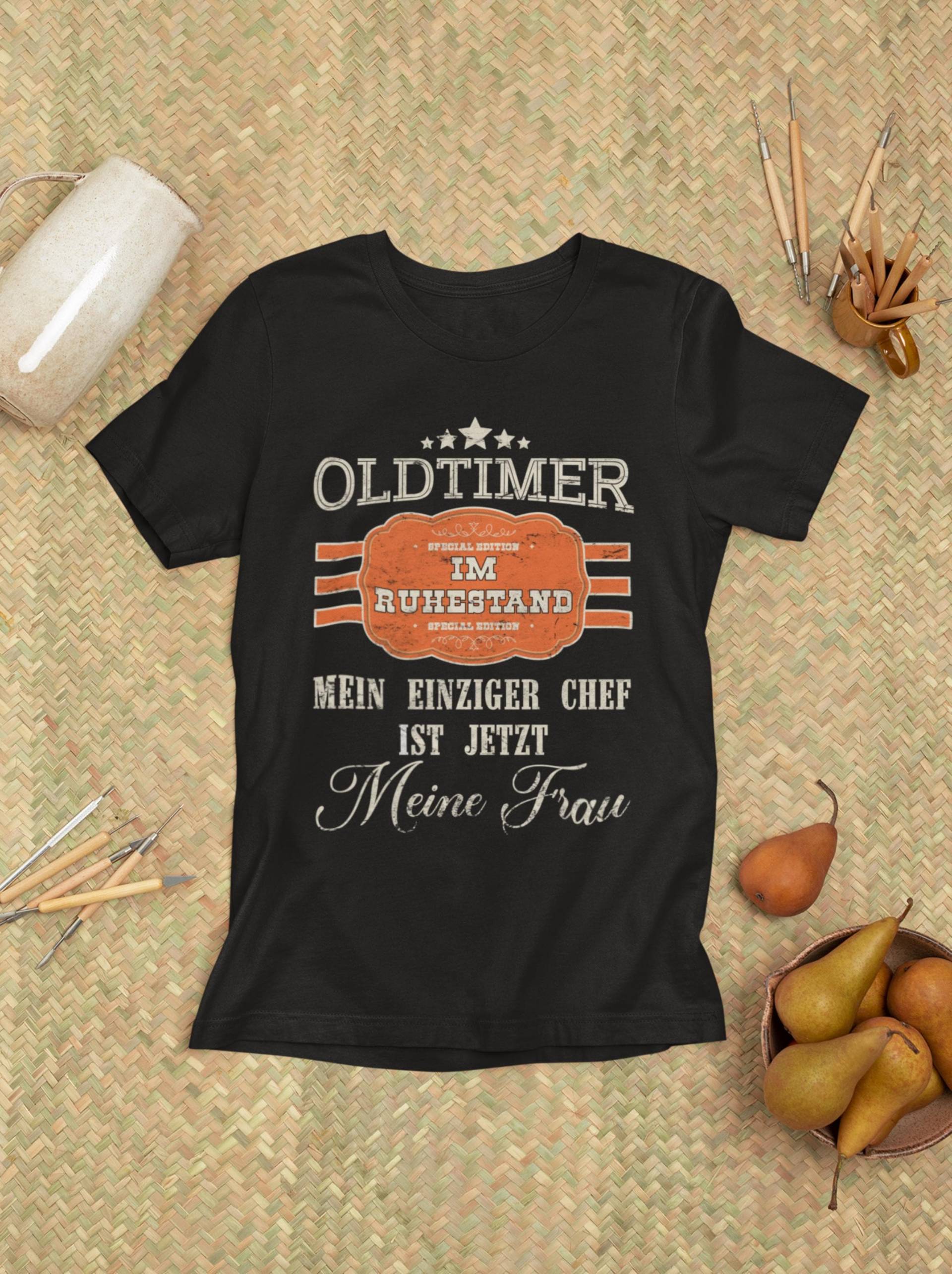 Rentner Geschenk T-Shirt | Oldtimer Im Ruhestand Lustiges Männer Shirt Rente Mein Einziger Chef Ist Jetzt Meine Frau von LootFactory