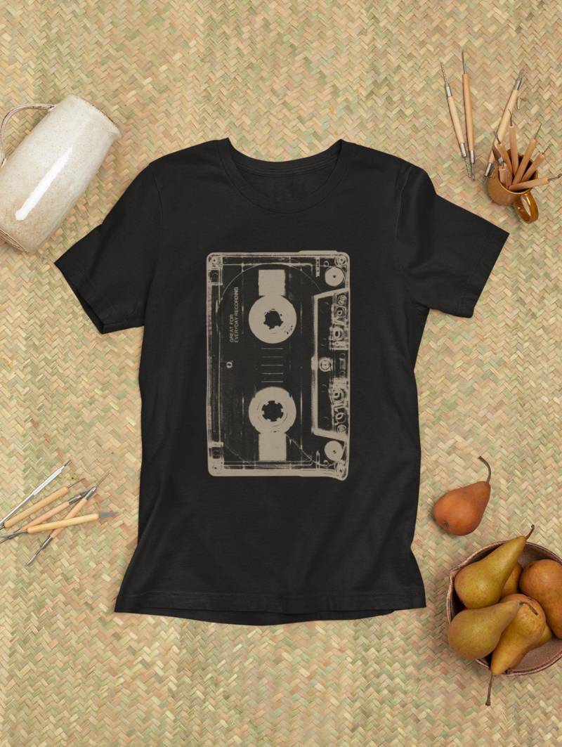 Retro T-Shirt Mit Kassettenmotiv - Vintage Musik Shirt Für Männer & Frauen | Nostalgie Look Geschenk Musikliebhaber von LootFactory
