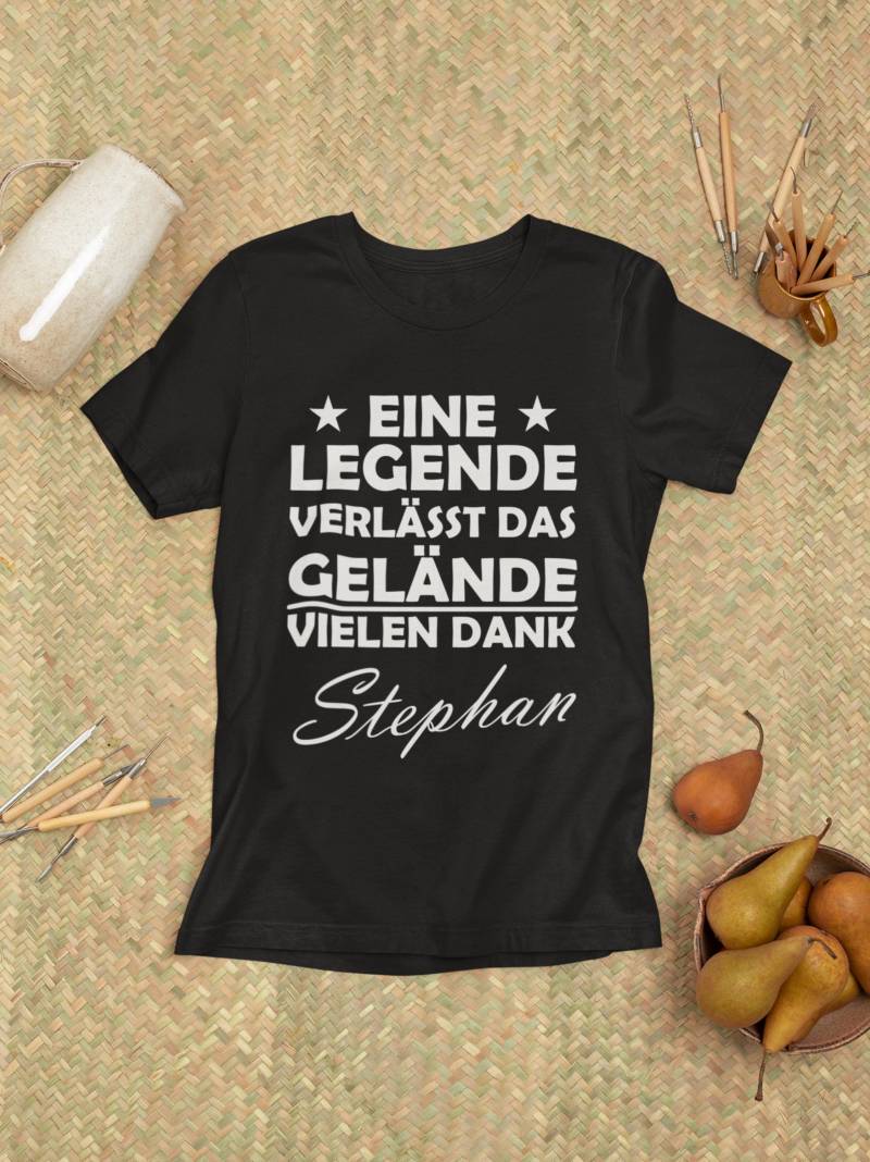 Ruhestand T-Shirt - Lustiges Abschiedsgeschenk Zur Rente | Personalisiert Mit Name Pension Shirt Für Kollegen Und Männer von LootFactory