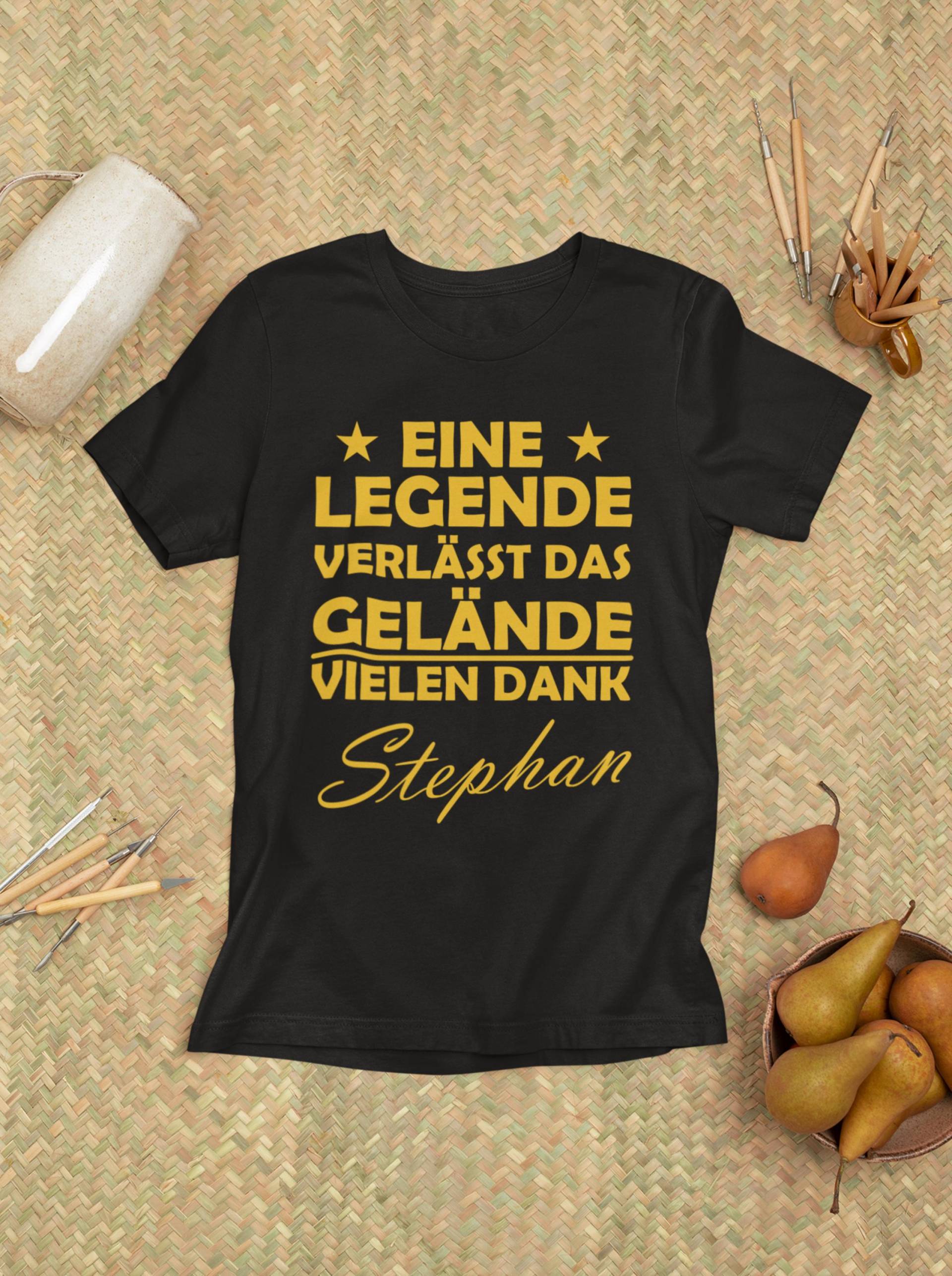 Ruhestand T-Shirt - Lustiges Abschiedsgeschenk Zur Rente | Personalisiert Mit Name Pension Shirt Für Kollegen Und Männer von LootFactory