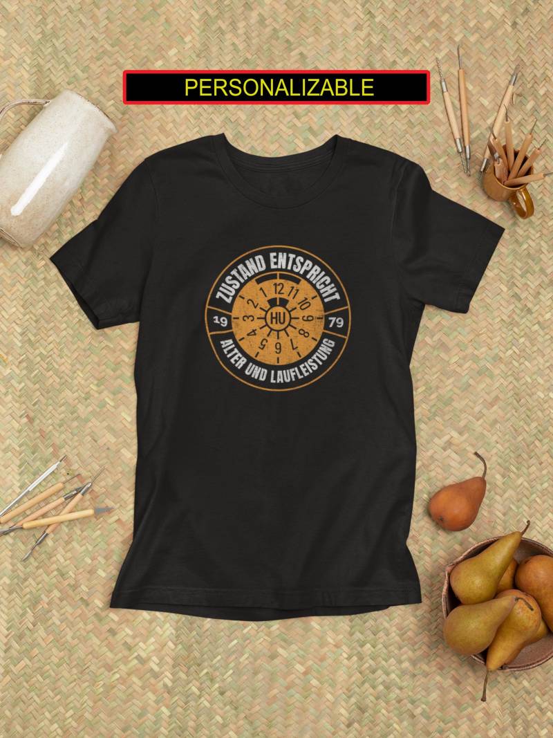 Geschenk Für Männer - Lustiges Auto T-Shirt Personalisierbar | Geburtsjahr Motiv Autofans, Papa & Mechaniker von LootFactory