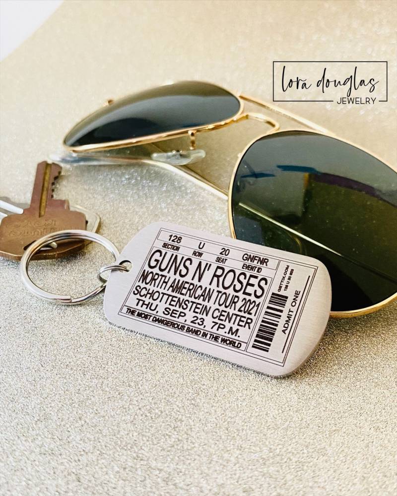 Benutzerdefinierte Konzertkarte Schlüsselanhänger, Silber Edelstahl 2-Zoll-Hundemarke Graviert Mit Personalisierten Konzert - Oder Event-Details Benutzerdefinierte Konzertkarte Schlüsselanhänger, Silber Edelstahl 2-Zoll-Hundemarke Graviert Mit Personalisierten Konzert - Oder Event-Details von LoraDouglasJewelry