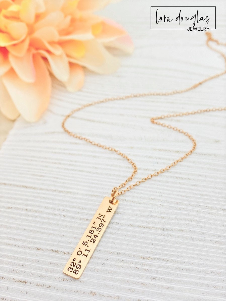 Benutzerdefinierte Koordinaten Halskette, Personalisierte Breite Längengrad Rose Gold Edelstahl Bar Halskette Mit 24-Zoll-Kette, Gps-Koordinaten Benutzerdefinierte Koordinaten Halskette, Personalisierte Breite Längengrad Rose Gold Edelstahl Bar Halskette Mit 24-Zoll-Kette, Gps-Koordinaten von LoraDouglasJewelry
