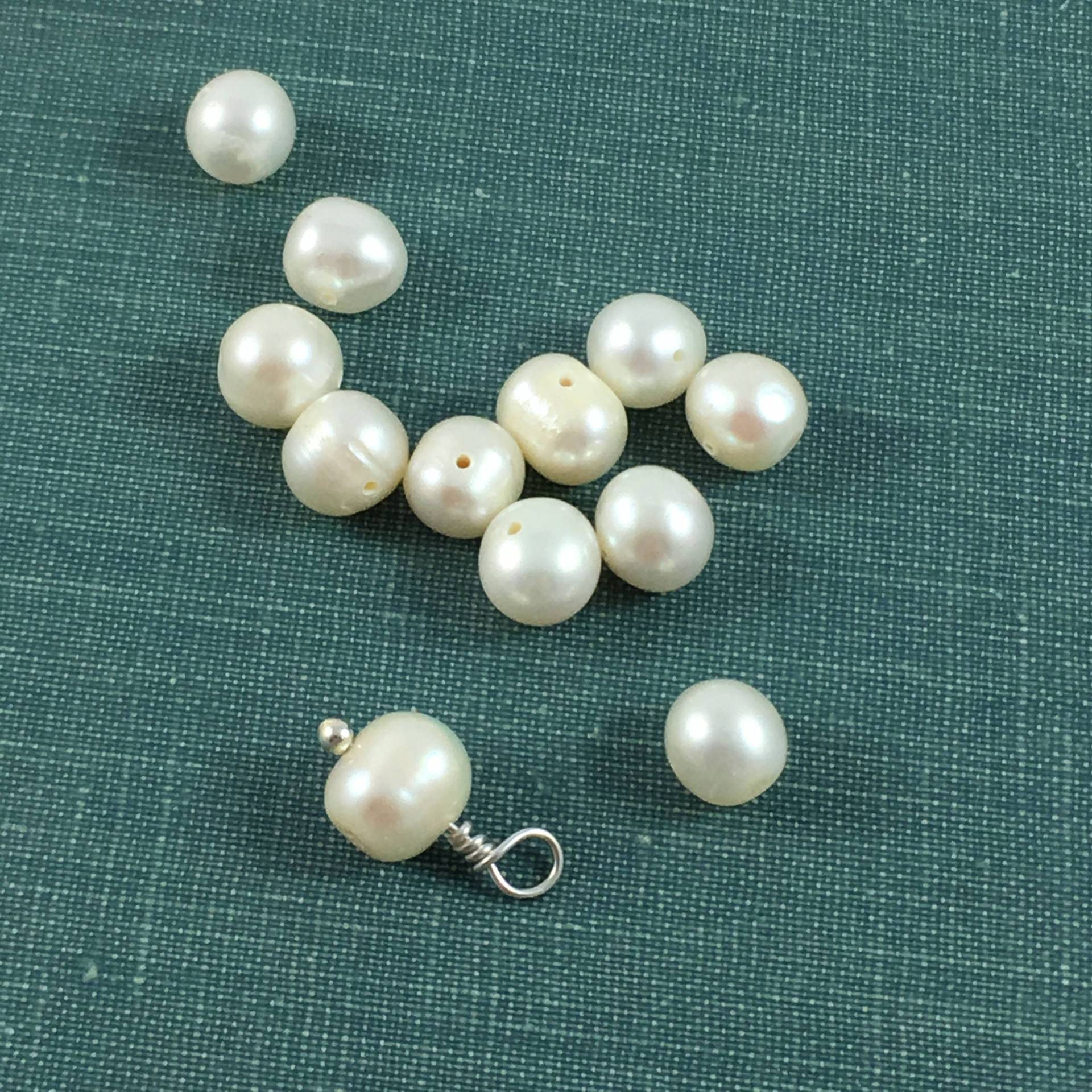 Fügen Sie Süßwasserperle, 8 Mm Natürliche Weiße Oder Leicht Cremefarbene Perle, Zu Jeder Lora Douglas Schmuck Halskette, Armband Schlüsselbund Hinzu Fügen Sie Süßwasserperle, 8 Mm Natürliche Weiße Oder Leicht Cremefarbene Perle, Zu Jeder Lora Douglas Schmuck Halskette, Armband Schlüsselbund Hinzu von LoraDouglasJewelry