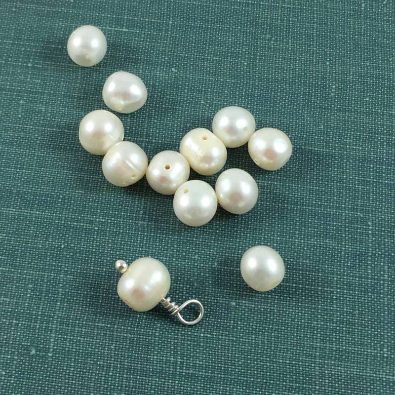 Fügen Sie Süßwasserperle, 8 Mm Natürliche Weiße Oder Leicht Cremefarbene Perle, Zu Jeder Lora Douglas Schmuck Halskette, Armband Schlüsselbund Hinzu Fügen Sie Süßwasserperle, 8 Mm Natürliche Weiße Oder Leicht Cremefarbene Perle, Zu Jeder Lora Douglas Schmuck Halskette, Armband Schlüsselbund Hinzu von LoraDouglasJewelry