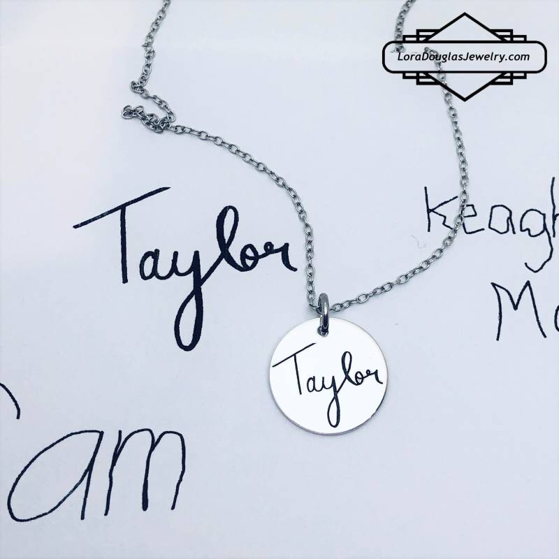 Handschrift Schmuck Des Kindes, Gravierte Auf 3/4 Zoll Sterling Silber Oder Edelstahl Anhänger, Halskette Armband Option Handschrift Schmuck Des Kindes, Gravierte Auf 3/4 Zoll Sterling Silber Oder Edelstahl Anhänger, Halskette Armband Option von LoraDouglasJewelry