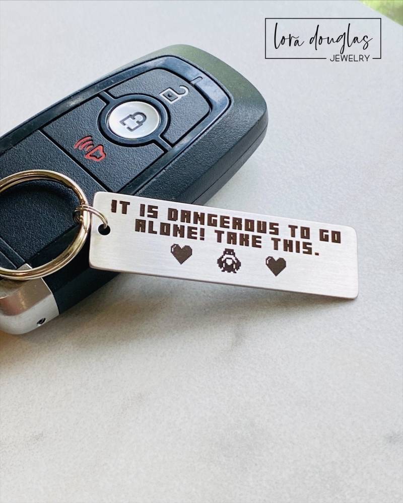 Legend Of Zelda Schlüsselanhänger, Es Ist Gefährlich, Allein Zu Gehen Zitat Laser Graviert Auf Silbernem Edelstahl Mit Optionaler Personalisierung Legend Of Zelda Schlüsselanhänger, Es Ist Gefährlich, Allein Zu Gehen Zitat Laser Graviert Auf Silbernem Edelstahl Mit Optionaler Personalisierung von LoraDouglasJewelry