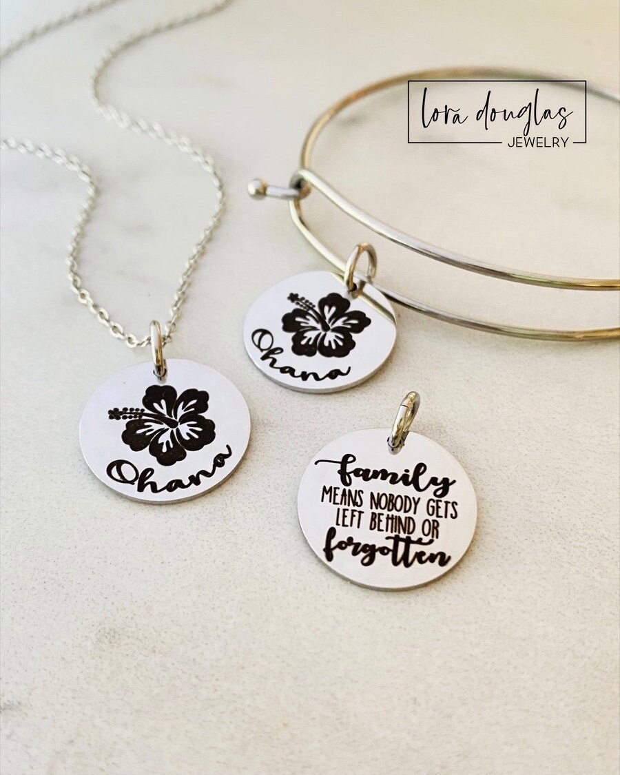 Ohana Halskette, Armband Oder Anhänger Mit Family Means No One Gets Links Hinterzitat, Laser Graviert Auf Hypoallergenem Silber Edelstahl Ohana Halskette, Armband Oder Anhänger Mit Family Means No One Gets Links Hinterzitat, Laser Graviert Auf Hypoallergenem Silber Edelstahl von LoraDouglasJewelry