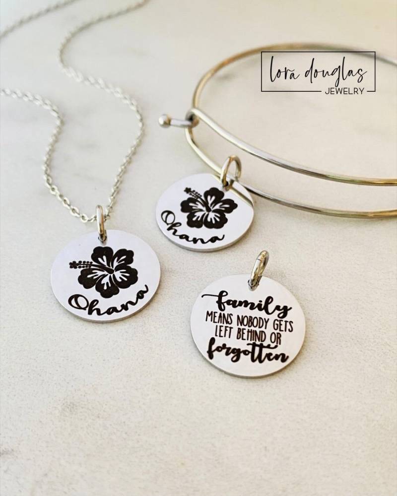 Ohana Halskette, Armband Oder Anhänger Mit Family Means No One Gets Links Hinterzitat, Laser Graviert Auf Hypoallergenem Silber Edelstahl Ohana Halskette, Armband Oder Anhänger Mit Family Means No One Gets Links Hinterzitat, Laser Graviert Auf Hypoallergenem Silber Edelstahl von LoraDouglasJewelry